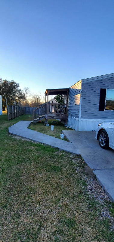 8285 Amanda St in Sorrento, LA - Foto de edificio - Building Photo