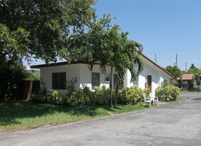 2325 Taylor St in Hollywood, FL - Building Photo