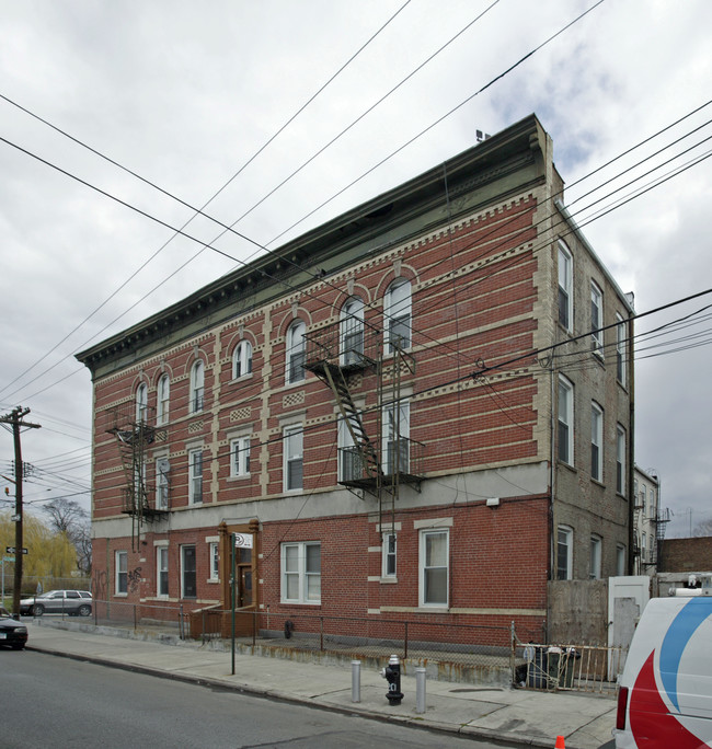 934 Glenmore Ave in Brooklyn, NY - Building Photo - Building Photo