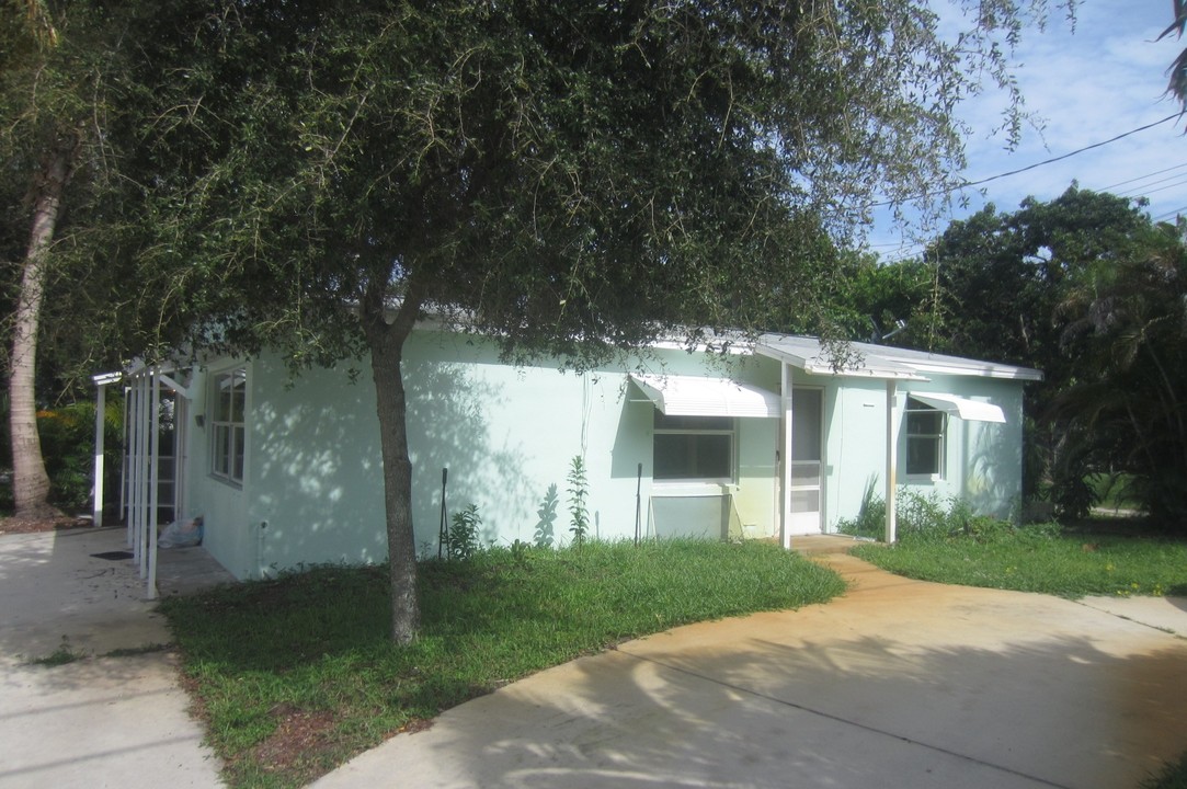 2571 Hinda Rd in West Palm Beach, FL - Building Photo