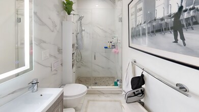18 Grove St, Unit 4 in Boston, MA - Foto de edificio - Building Photo