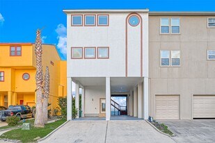 2102 Todville Rd in Seabrook, TX - Building Photo