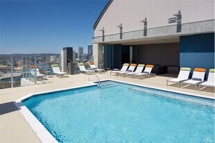 48 Rainey St in Austin, TX - Building Photo