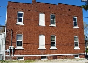 111 N Poplar St, Unit 1 in Mount Olive, IL - Building Photo - Building Photo