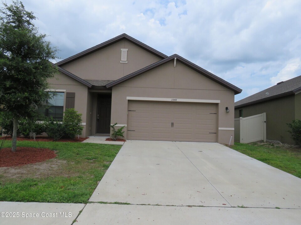 3548 Loggerhead Ln in Mims, FL - Building Photo