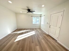 2807 Lincoln Park Ave, Unit Top floor duplex in Los Angeles, CA - Foto de edificio - Building Photo