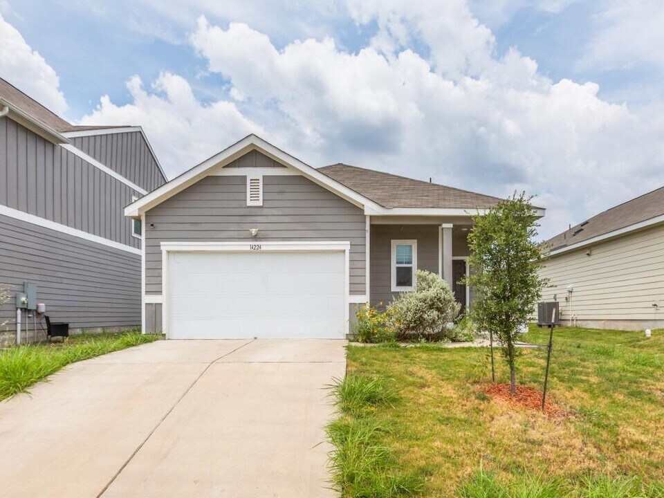 14224 Jeannette Rankin Rd in Manor, TX - Building Photo