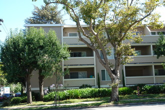 1477 Grove Ave in Burlingame, CA - Building Photo - Building Photo