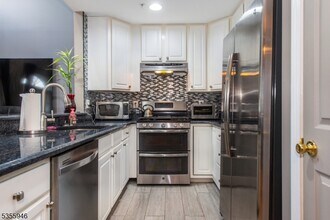 129 Rock Creek Dr in Clifton, NJ - Building Photo - Building Photo