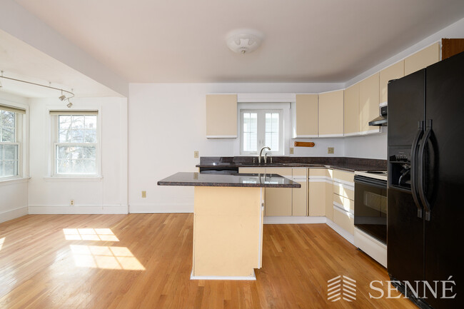 14 Skehan St, Unit 2 in Somerville, MA - Foto de edificio - Building Photo