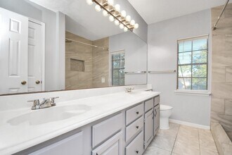 8723 Rocky Valley Dr in Houston, TX - Foto de edificio - Building Photo