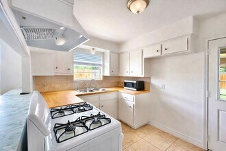 6200 Palm Cir in Austin, TX - Building Photo - Building Photo