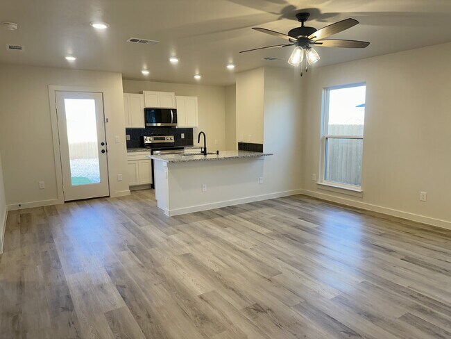 510 E 23rd St in Wolfforth, TX - Foto de edificio - Building Photo