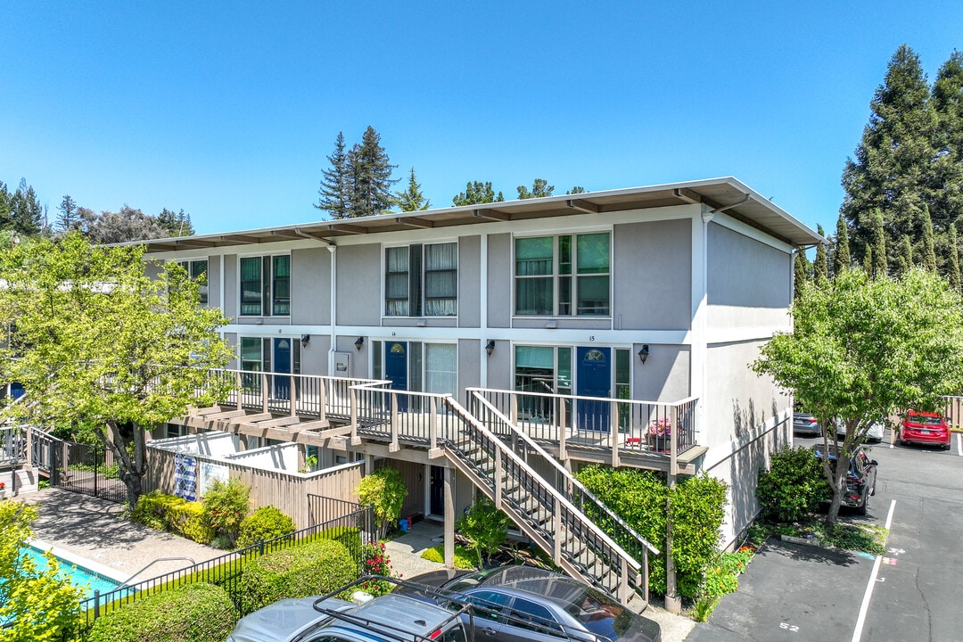 Moraga Manor in Moraga, CA - Building Photo