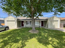 700-702 Poplar Ave in West Sacramento, CA - Building Photo