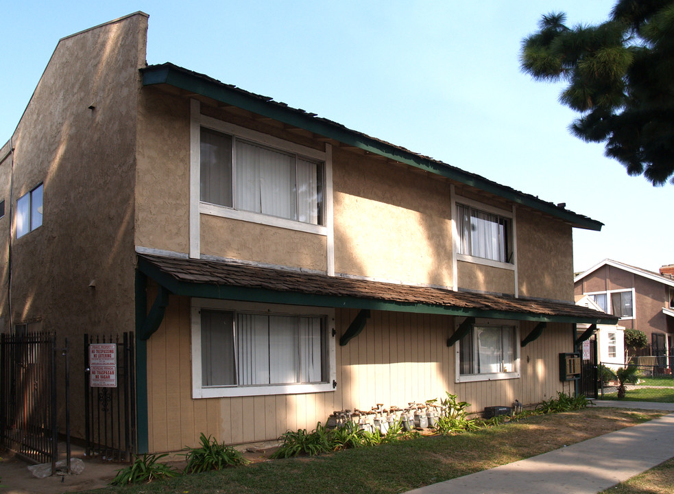 409 & 415 E. Pine St in Santa Ana, CA - Building Photo