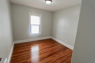 34 Russell St, Unit 2 in Malden, MA - Foto de edificio - Building Photo