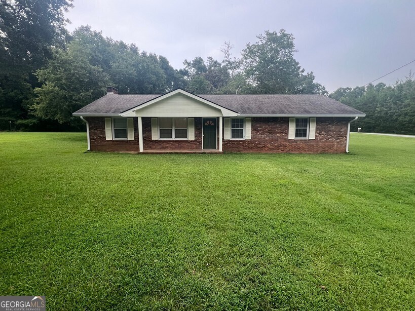 1866 Woodlawn Rd in Covington, GA - Building Photo
