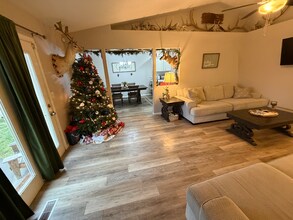 1740 Peregrine Dr in Mountain Home, ID - Foto de edificio - Building Photo