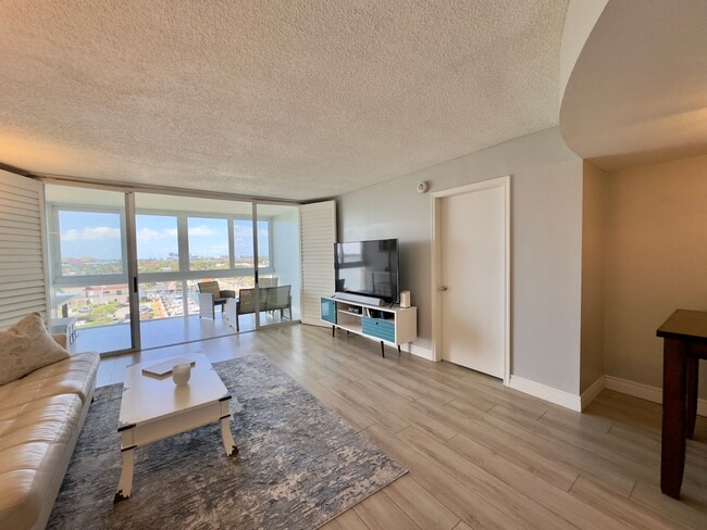 301 Lake Shore Dr, Unit 810 in Lake Park, FL - Building Photo - Building Photo