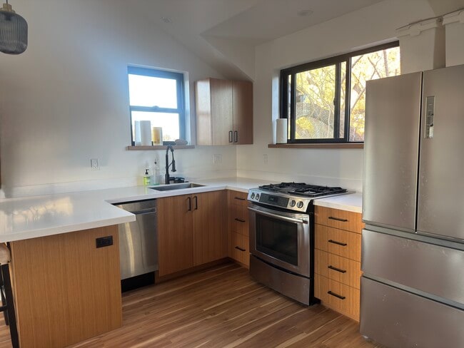 124 NW Columbia St, Unit #2 in Bend, OR - Foto de edificio - Building Photo