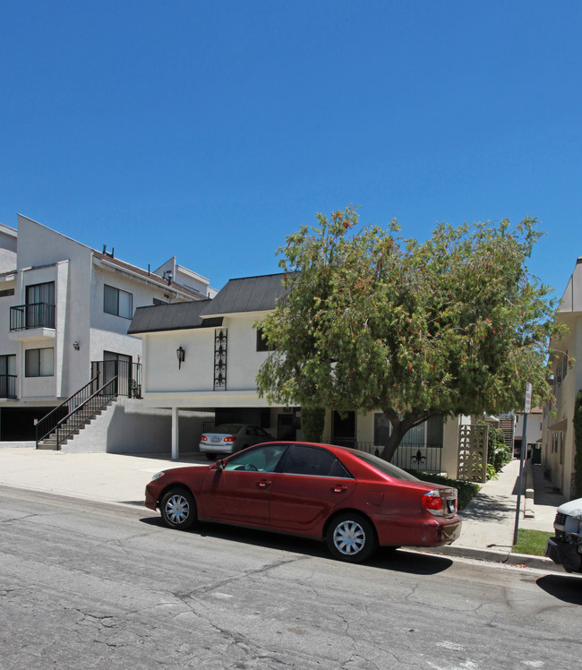 634 E Tujunga Ave in Burbank, CA - Foto de edificio - Building Photo