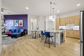 13701 Montfort Dr in Dallas, TX - Foto de edificio - Building Photo