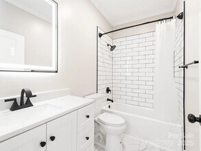 123 Edwards Ave in Swannanoa, NC - Foto de edificio - Building Photo