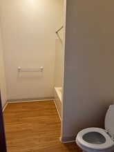 12 Miles St, Unit 3 in Greenfield, MA - Foto de edificio - Building Photo
