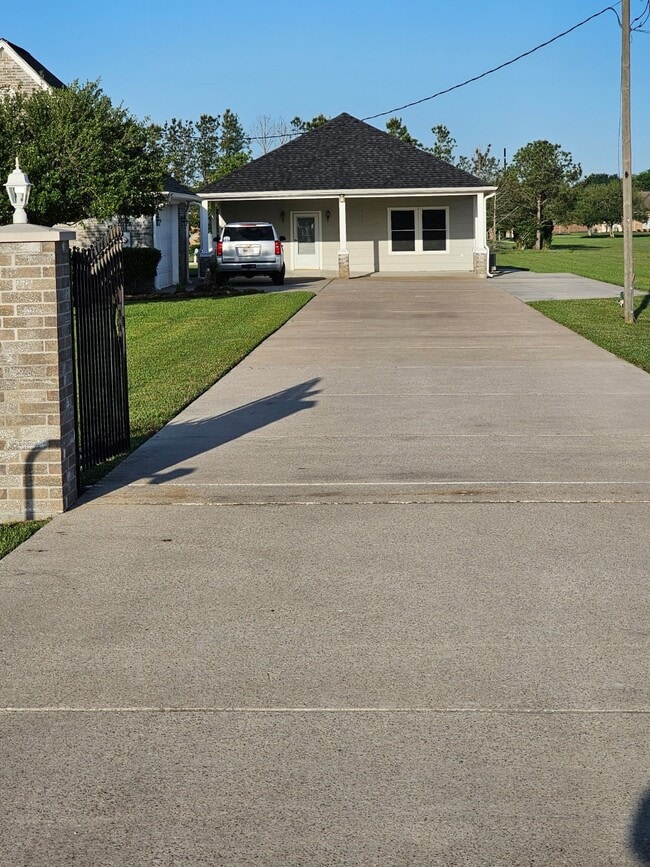 15603 Parish Rd in Crosby, TX - Building Photo - Building Photo