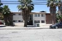 1098 Acacia Ave in San Bernardino, CA - Foto de edificio - Building Photo