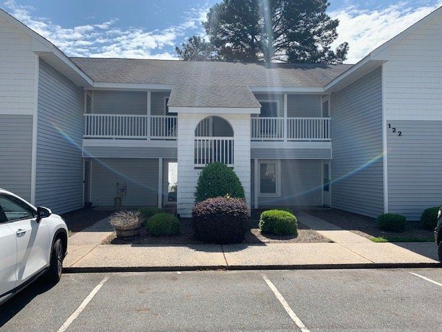 122 W Victoria Ct