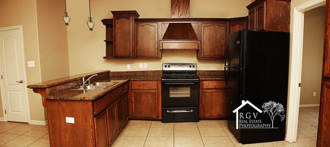 1305 W Fig Ave in Pharr, TX - Foto de edificio - Building Photo