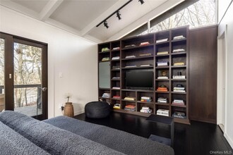 15 Lake View Ct in Southampton, NY - Building Photo - Building Photo