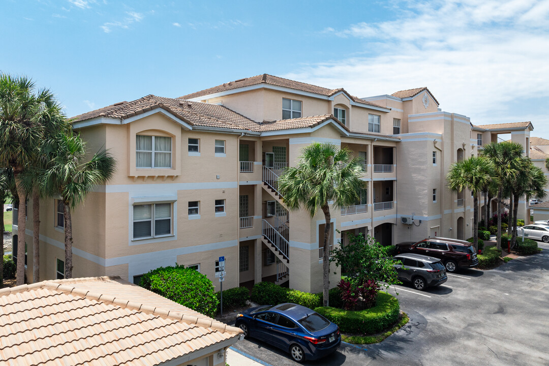 The Fairways at Emerald Greens in Naples, FL - Foto de edificio