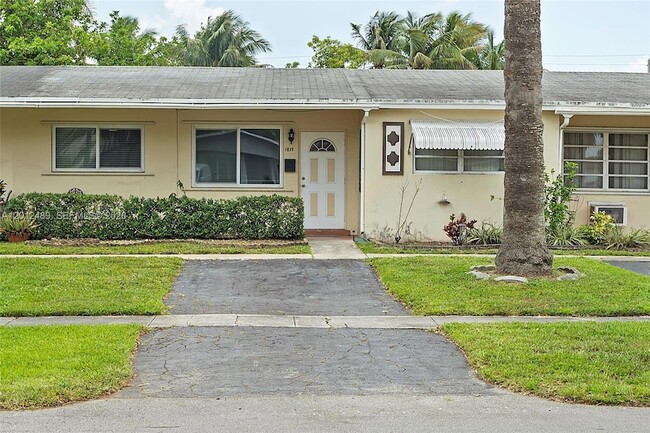 1817 NW 60th Ave in Sunrise, FL - Building Photo - Building Photo