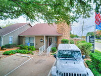 Highland Villas in Arlington, TX - Building Photo - Building Photo