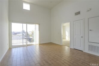 11925 Kling St, Unit 206 in Los Angeles, CA - Foto de edificio - Building Photo