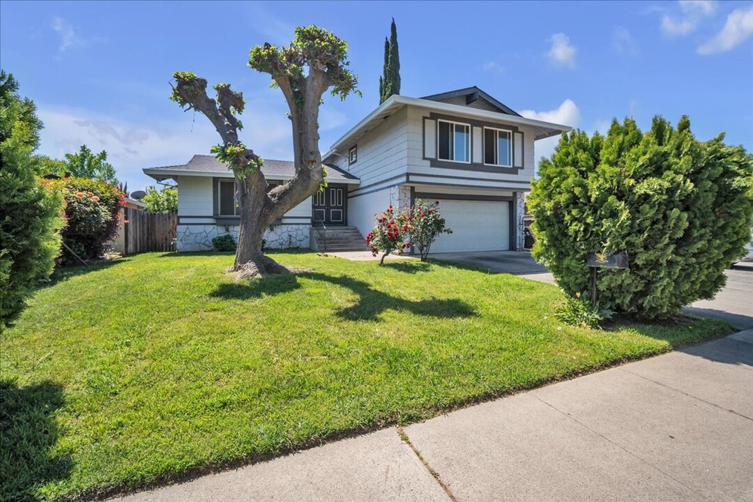 924 Regatta Dr in Sacramento, CA - Building Photo
