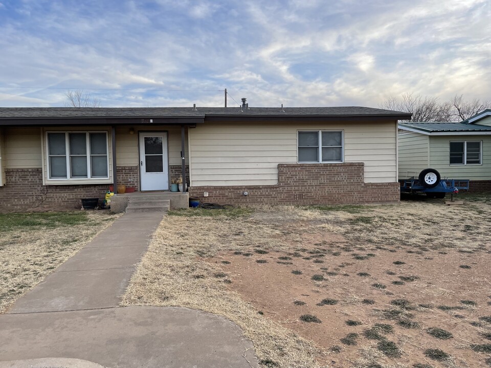 710 16th St, Unit A in Shallowater, TX - Building Photo