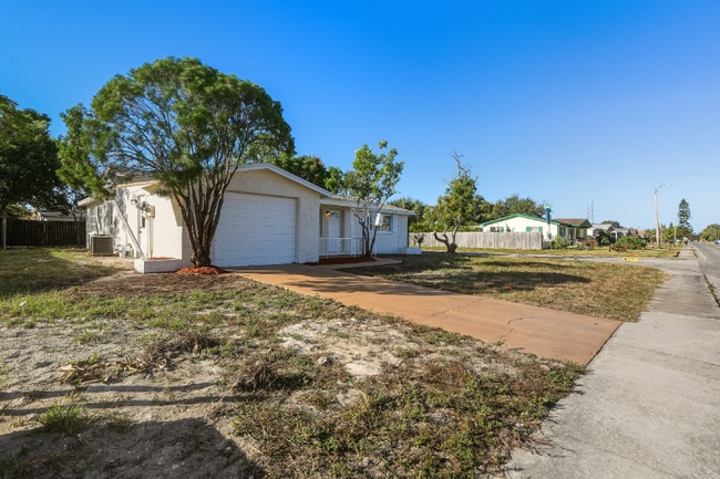 3208 Holiday Lake Dr in Holiday, FL - Building Photo - Building Photo
