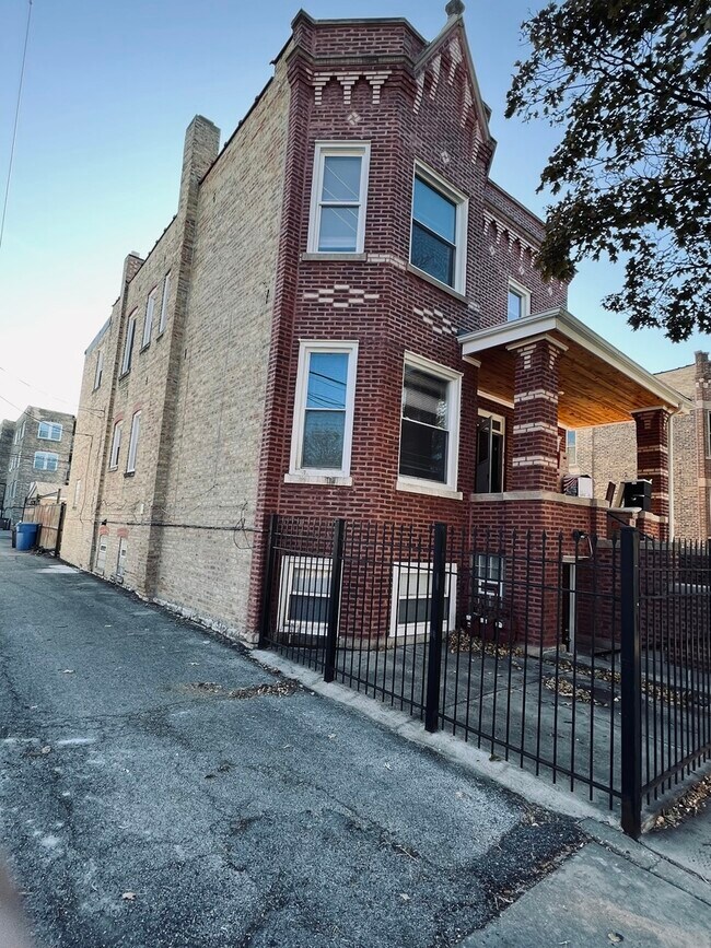 3415 W Lyndale St-Unit -2 in Chicago, IL - Building Photo - Building Photo
