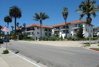 Burrton Circle in Santa Barbara, CA - Foto de edificio - Building Photo