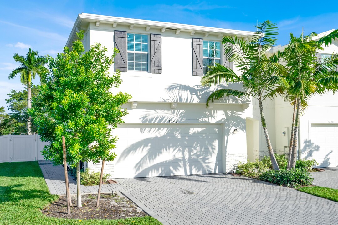 4246 Lagoon Shore Dr in Greenacres, FL - Building Photo