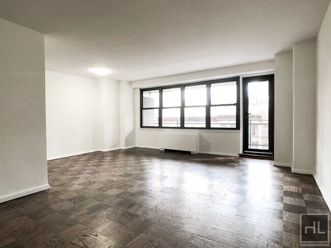 East 82nd Street in New York, NY - Foto de edificio - Building Photo