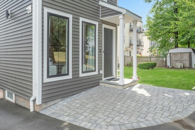 71 Mission St, Unit A in Montclair, NJ - Foto de edificio - Building Photo