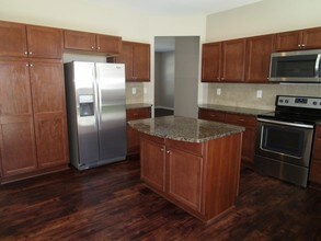 804 Commerce Trl in Canton, GA - Foto de edificio - Building Photo