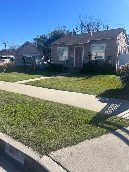208 E Ellsworth Ave in Anaheim, CA - Building Photo