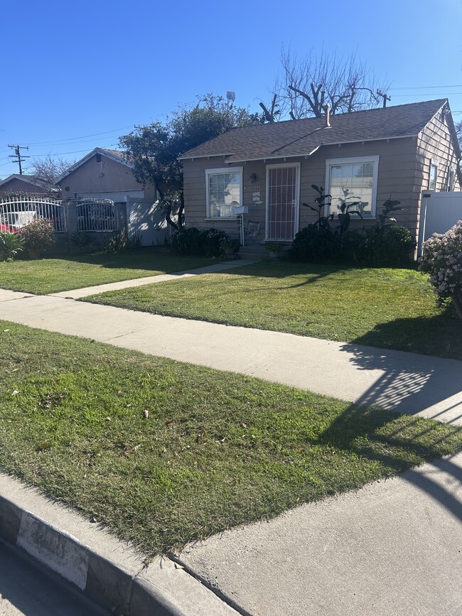 property at 208 E Ellsworth Ave