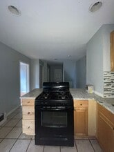 12 Meadow St, Unit 1 in Bayonne, NJ - Building Photo - Building Photo